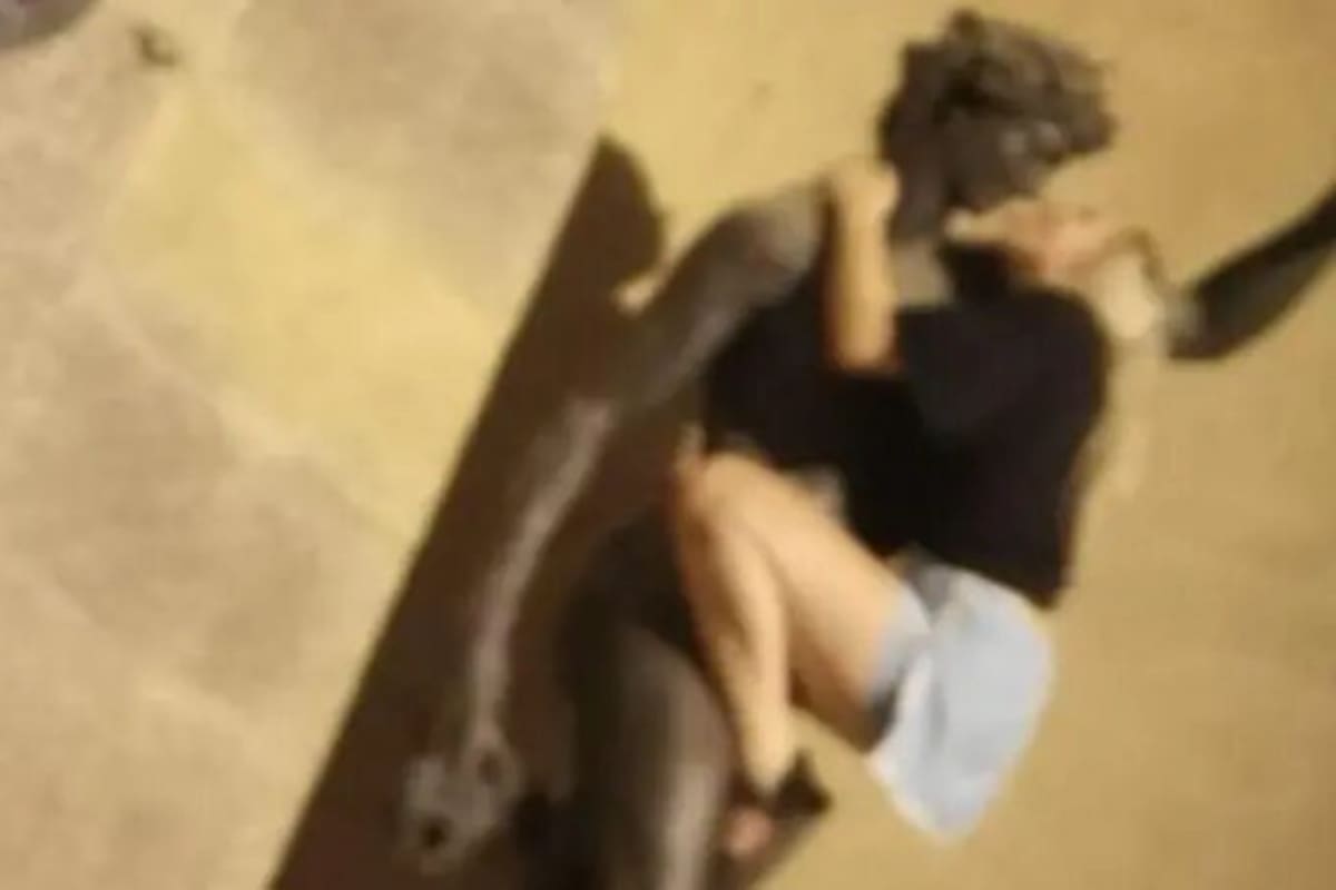 Las fotos de esta turista encima del dios romano Baco han causado indignación en Italia