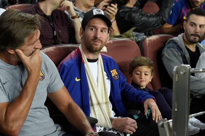 Las fotos de Lionel Messi en la tribuna del Camp Nou para ver Barcelona-Inter