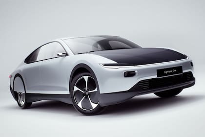 Las fotos de promoción del Lightyear One, el auto eléctrico que se recarga con los paneles solares de su techo y capot