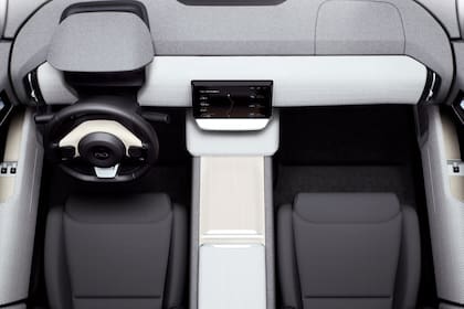 Las fotos de promoción del Lightyear One, el auto eléctrico que se recarga con los paneles solares de su techo y capot