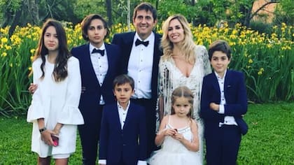 La familia ensamblada en el casamiento de la pareja, cuatro años antes de la llegada de Lupe.