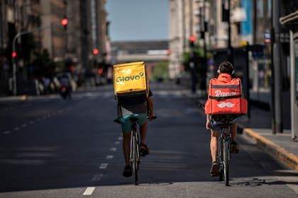 Trabajadores de aplicaciones de delivery, de los pocos que se vieron en las calles