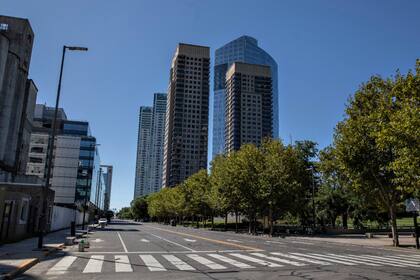 El centro de la ciudad sin vehículos ni peatones por la cuarentena