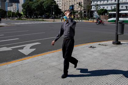 La Avenida 9 de Julio sin tráfico y con poco movimiento peatonal