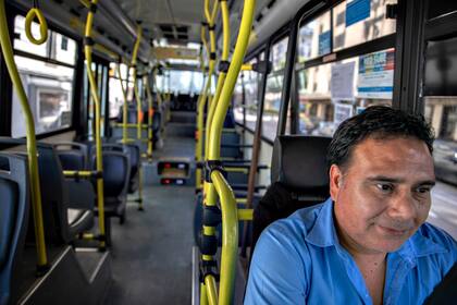 Un colectivo sin pasajeros circula por la zona céntrica de la ciudad