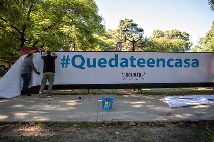 Despliegue de un cartel con la campaña #quedateencasa