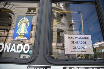 En los colectivos solo podrán viajar pasajeros sentados