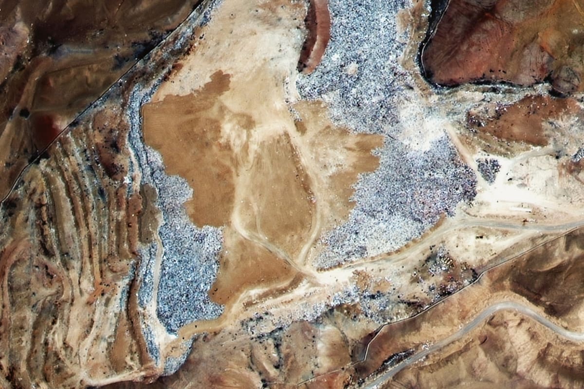 Las fotos del vertedero de ropa del desierto de Atacama cerca de Alto Hospicio, en Iquique, Chile