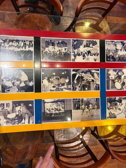 Las fotos en la mesa reconstruyen la historia de un grupo de amigos que terminó formando parte de la obra de Fontanarrosa