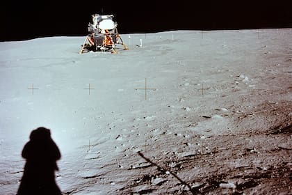 Armstrong fotografía el Módulo Lunar desde la distancia