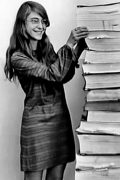 La legendaria programadora del proyecto Apolo, Margaret Hamilton, junto a una copia impresa del código utilizado para la llegada a la Luna