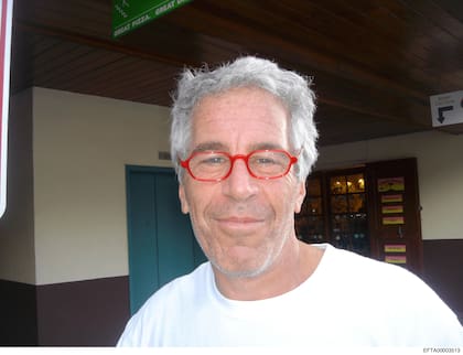Las fotos que publicó el Departamento de Justicia exhiben el cadáver de Jeffrey Epstein y las lesiones en su cuello tras el deceso en el Centro Correccional Metropolitano de Nueva York