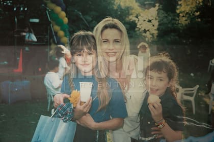 Las fotos viejas que tiene enmarcadas junto a sus hijas, “son dos soles, muy buenas personas. Como madre estoy muy orgullosa de ellas”, dice.
