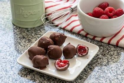 Las frambuesas con chocolate son un tipo de postre rico, barato y fresco