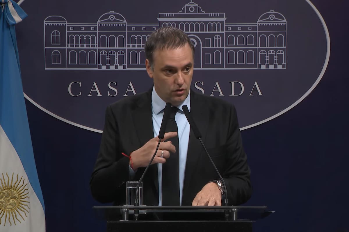 Las frases de Adorni para justificar la presencia de su esposa en la comitiva de Nueva York.