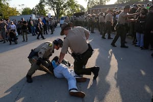 Las frases que pueden frenar la detención en una redada del ICE, según los abogados