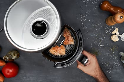 Las freidoras de aire cocinan muchos alimentos; algunos no son aconsejables, como el caso de la carne y el tocino, por su particular cocción
