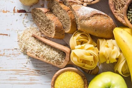 Las frutas, los vegetales, el pan integral, la pasta y las lentejas contienen fibra