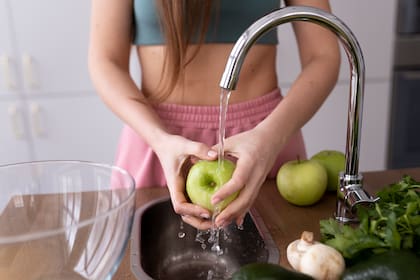 Las frutas pueden retener trazas de detergente debido a sus superficies irregulares o porosas