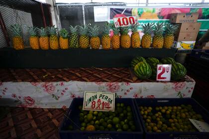Las frutas se exhiben a la venta en un mercado en la Ciudad de Panamá, el miércoles 20 de julio de 2022. Tres semanas de protestas y bloqueos de carreteras contra el alto costo de vida ha comenzado a afectar el suministro de alimentos y otros artículos en la capital y otras zonas de Panamá. (Foto AP/Arnulfo Franco)