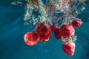 Las frutillas deben lavarse muy bien para desinfectarlas antes de consumir.