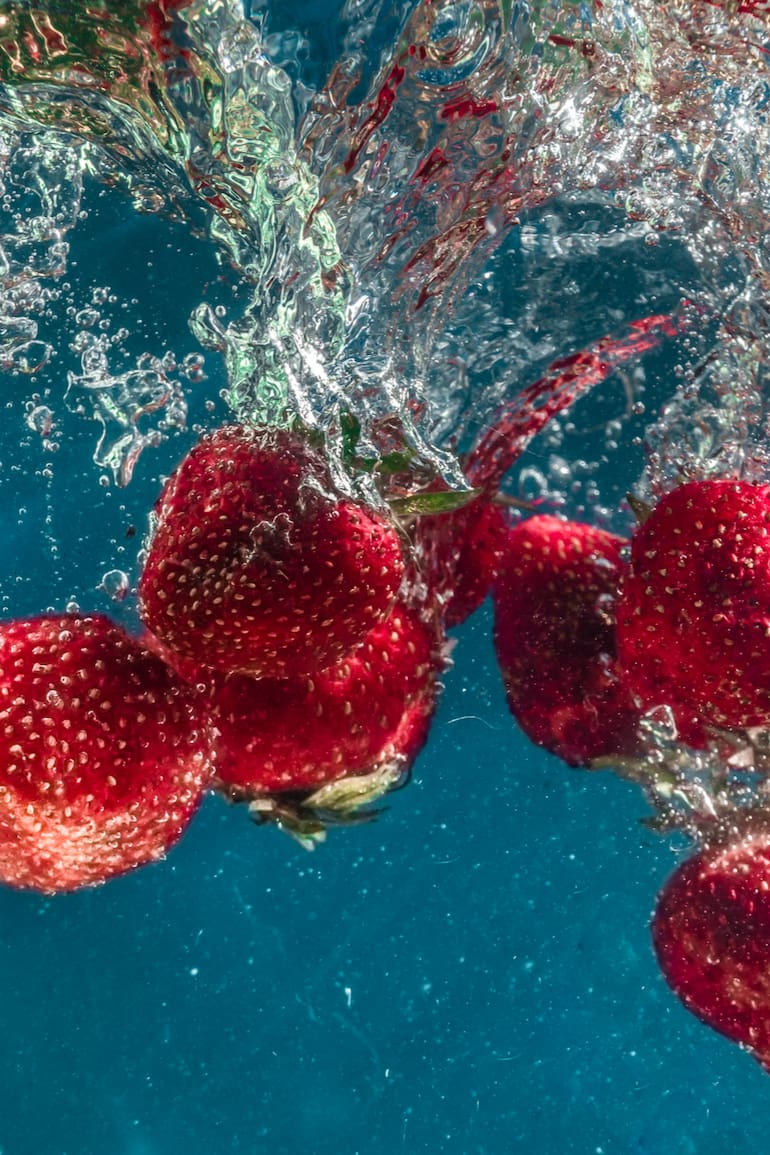Las frutillas deben lavarse muy bien para desinfectarlas antes de consumir.