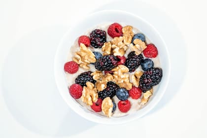 Las frutillas, los arándanos, las moras y las almendras funcionan muy bien para el desayuno