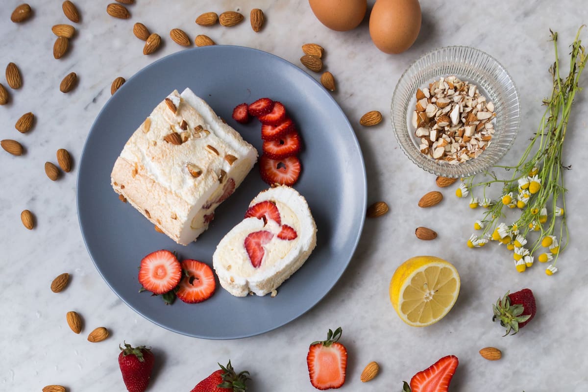 Las frutillas son de primavera y ofrecen su frescura y acidez en recetas dulces y en bocados livianos, como una ensalada