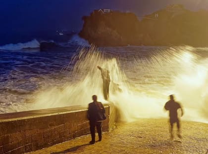 Las fuerte tormenta pone al mar en un estado muy peligroso que llama la atención de los ciudadanos. Fuente: Alamy Live News