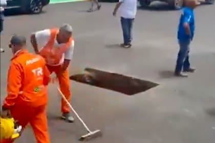 Las fuertes lluvias de las últimas horas y la vibración de las motos sobre el pavimento causaron un hoyo que atrasó la actividad de MotoGP y las categorías menores en Goiania, Brasil.