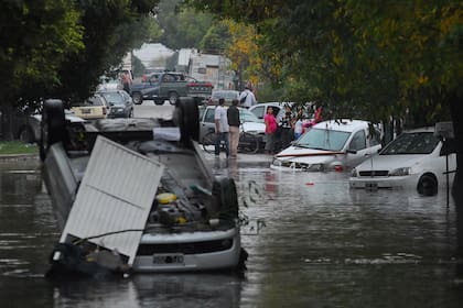 Las fuertes lluvias en la ciudad de La Plata generaron inundaciones y destrozos