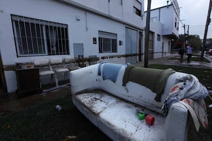 Las fuertes lluvias en la ciudad de La Plata generaron inundaciones y destrozos