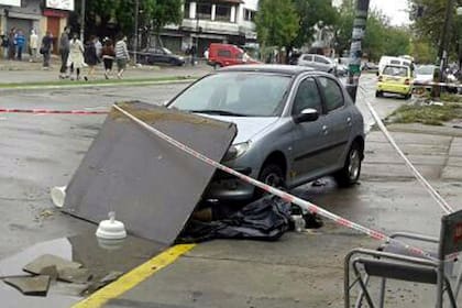 Las fuertes lluvias en la ciudad de La Plata generaron inundaciones y destrozos, hay varios muertos confirmados