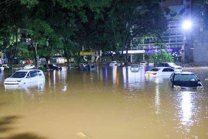 Las fuertes lluvias en Nairobi dejan conductores varados y causan un despliegue militar