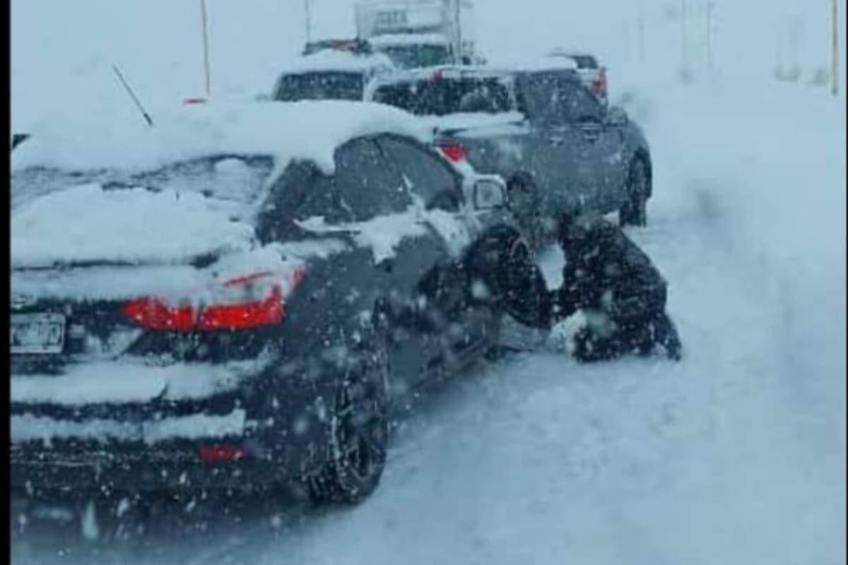 Las fuertes nevadas en el sur de Mendoza obligan a las autoridades provinciales a pedir a los turistas que extremen las precauciones al circular y que se usen cadenas en las zonas más complicadas