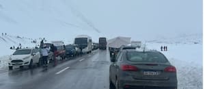 Más de 1.500 camiones varados y turistas ansiosos por disfrutar de sus vacaciones de invierno