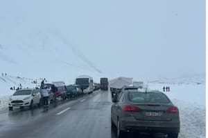 Más de 1.500 camiones varados y turistas ansiosos por disfrutar de sus vacaciones de invierno