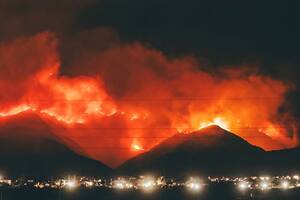 Las fuertes ráfagas de los vientos avivaron los incendios en el cerro Uritorco