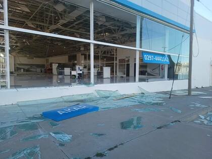 Las fuertes ráfagas provocaron la rotura de los vidrios de una concesionaria ubicada en el Parque Industrial de Comodoro Rivadavia