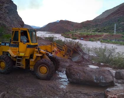 Las fuertes tormentas en Navidad provocaron cortes de rutas en la zona montañosa por crecidas y desplazamiento de rocas.