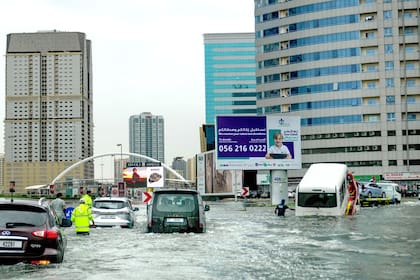 Las fuertes tormentas que afectaron a Emiratos Árabes Unidos generaron inundaciones en distintas ciudades, como Dubai