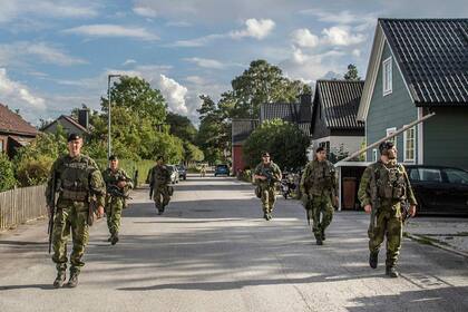 Las fuerzas armadas patrullan las calles en Gotland como una muestra de fuerza en la región del Báltico