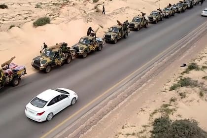 Las fuerzas de Haftar esperaban, ayer, en un ruta en las afueras de Trípoli