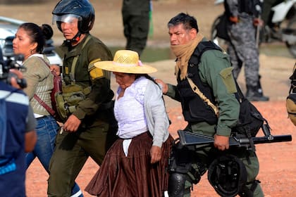 Las fuerzas de seguridad arrestan dos manifestantes en Cochabamba
