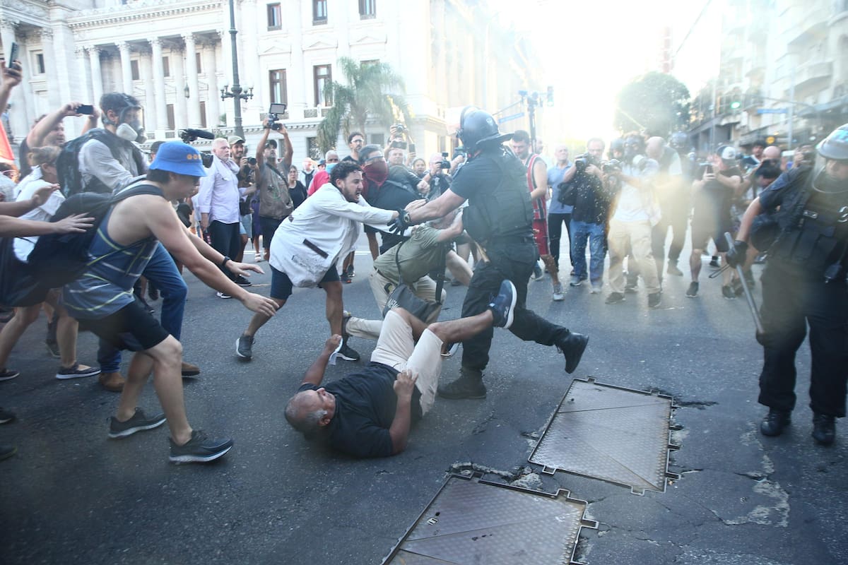 Las fuerzas de seguridad arrojaron gases durante los enfrentamientos con manifestantes a las afueras del Congreso