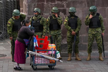Las fuerzas de seguridad custodian el palacio presidencial en Quito, Ecuador. El presidente Guillermo Lasso puso fin el miércoles al proceso de juicio político en su contra al disolver la Asamblea Nacional liderada por la oposición, que lo había acusado de malversación de fondos. (Foto AP/Dolores Ochoa)