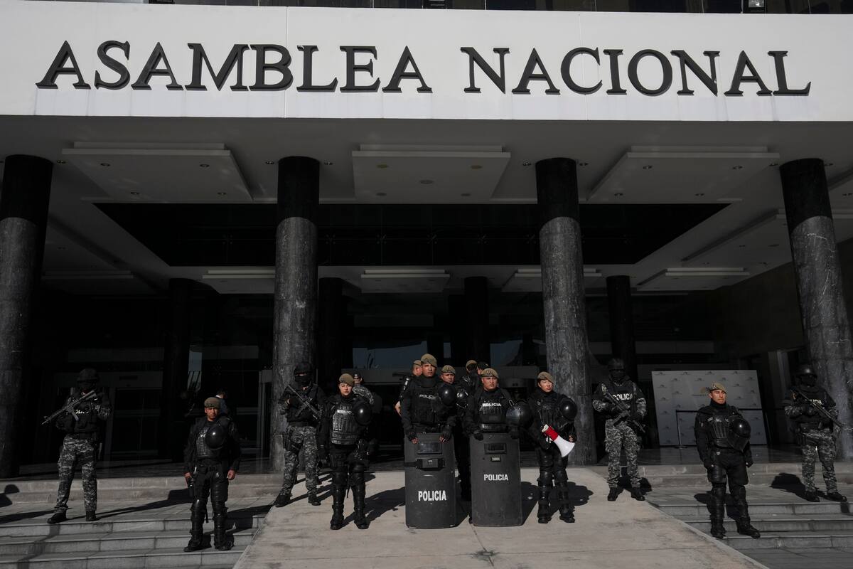 Las fuerzas de seguridad custodian la Asamblea Nacional en Quito, Ecuador (AP Foto/Dolores Ochoa)