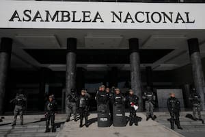 Las fuerzas de seguridad custodian la Asamblea Nacional en Quito, Ecuador (AP Foto/Dolores Ochoa)