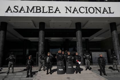 Las fuerzas de seguridad custodian la Asamblea Nacional en Quito, Ecuador (AP Foto/Dolores Ochoa)