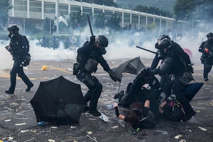 Las fuerzas de seguridad detuvieron a decenas de manifestantes en Hong Kong